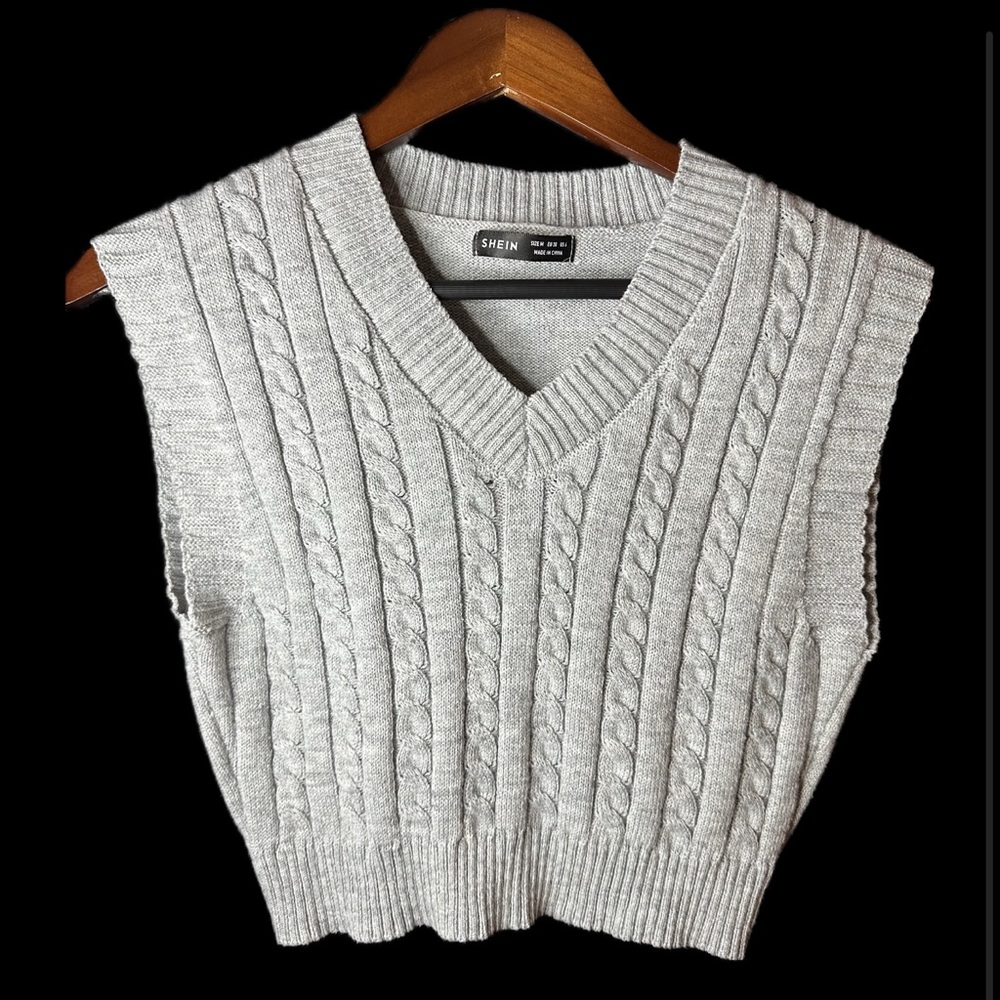 Cropped Cable knit vest